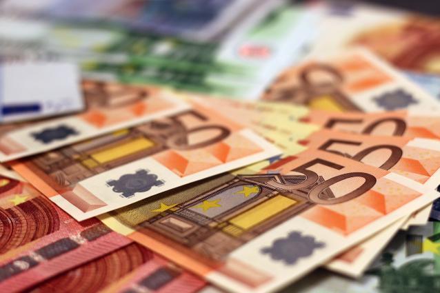 Photo de plusieurs billets d'argent en euros.
