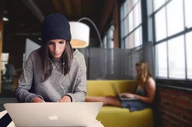 jeune femme travaillant sur un ordinateur.