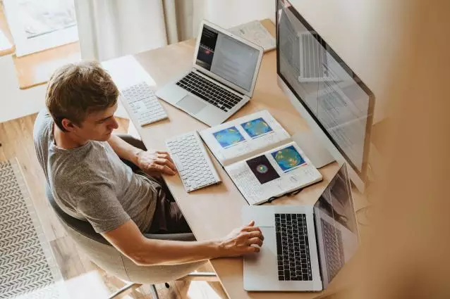 homme travaillant sur son ordinateur dans son bureau.