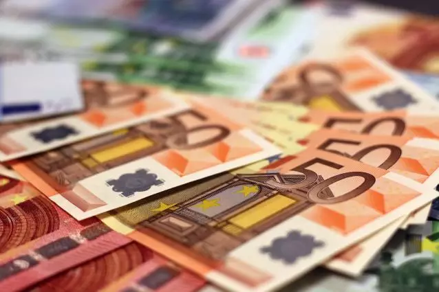 Photo de plusieurs billets d'argent en euros.